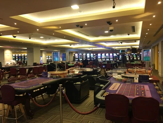 Να ανακληθούν οι απολύσεις στο Καζίνο της Σύρου