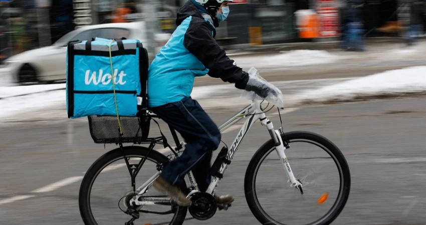 Απόλυση συνδικαλιστή από την πλατφόρμα WOLT επειδή προστάτευε συναδέλφους του διανομείς στην κακοκαιρία