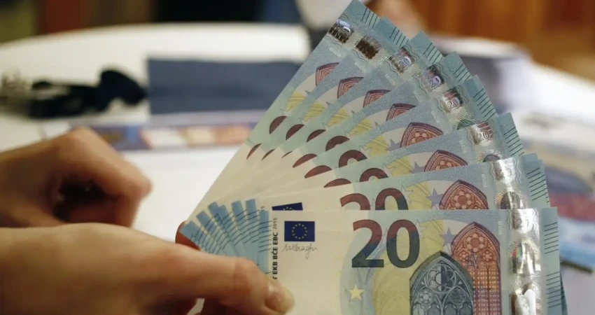 Περί όνου σκιάς οι ανακοινώσεις της κυβέρνησης για τον κατώτατο μισθό, μόνη «θεραπεία» για αξιοπρεπείς αποδοχές οι ελεύθερες συλλογικές διαπραγματεύσεις