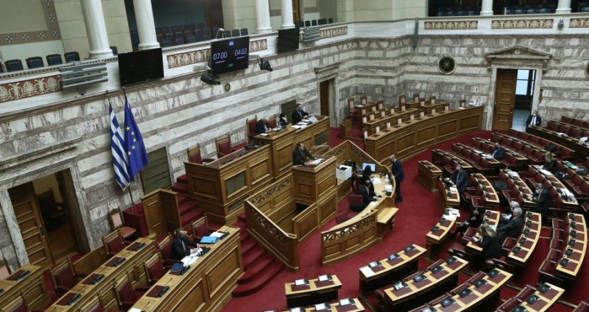 Ψηφίζεται αύριο ένας ακόμα προϋπολογισμός αβεβαιοτήτων με την ακρίβεια να καλπάζει ξέφρενα