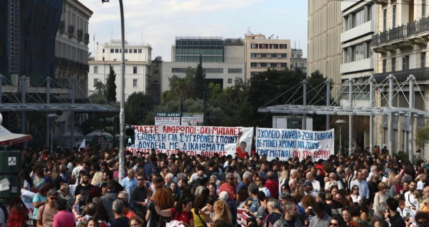 Δυναμικό παρών των εργαζόμενων στο Συλλαλητήριο της πλατείας Κλαυθμώνος — Η Κοινωνία Έστειλε Ξεκάθαρο Μήνυμα: "Ο Χρόνος Εργασίας Δεν Είναι Εμπόρευμα, Είναι η Ζωή Μας"