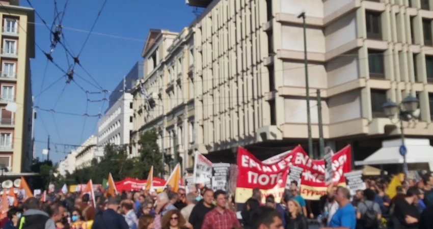 Μαζικό και αγωνιστικό το συλλαλητήριο στην πλατεία Κλαυθμνώνος